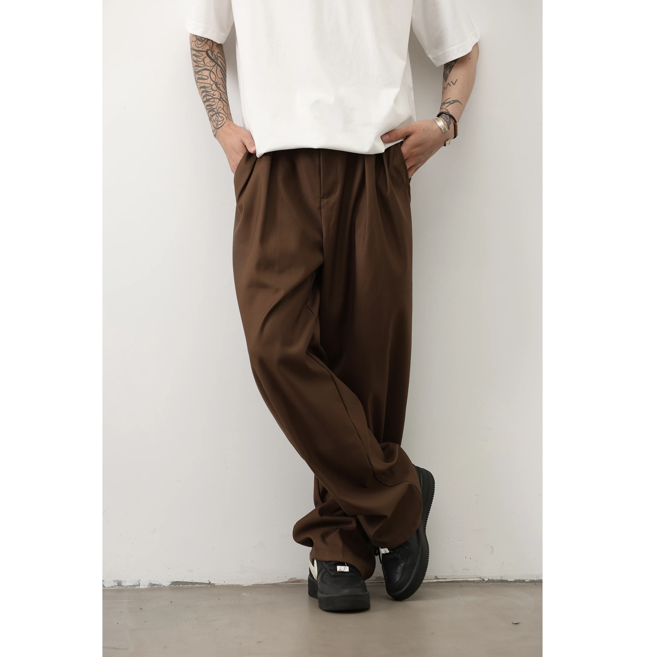 抗皺素材のフィットスーツパンツは洗濯しても形を保つのか？