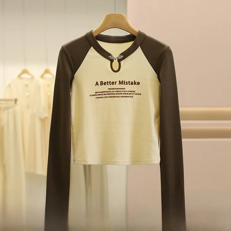 シンプルなロゴデザインのコントラストカラー長袖Tシャツ：通勤風のスリムフィットスタイルを実現