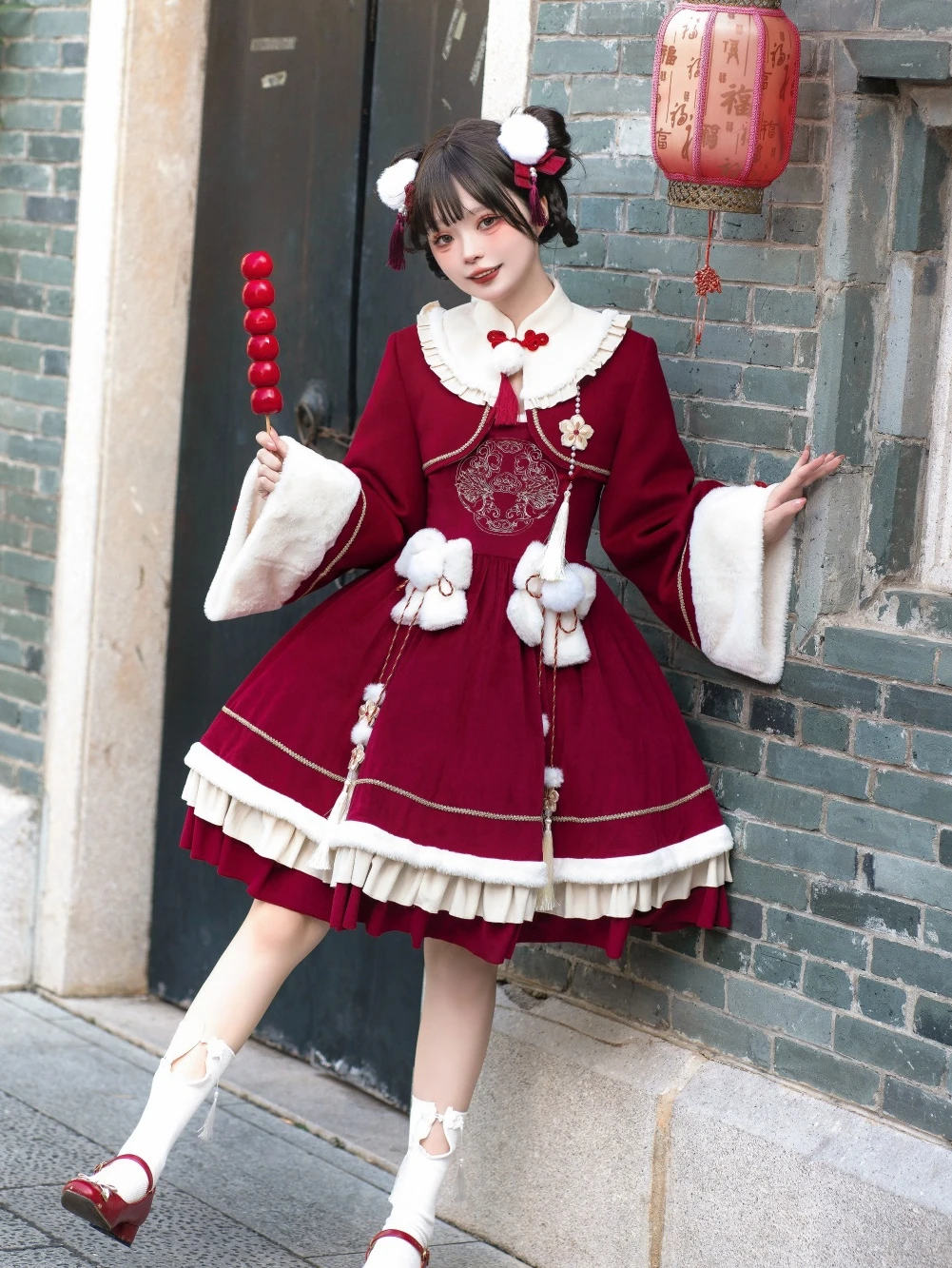 祭りの日に着る私服、どう選ぶ？ロリータ風の「赤・外套付き」ドレスが解決する3つの悩み