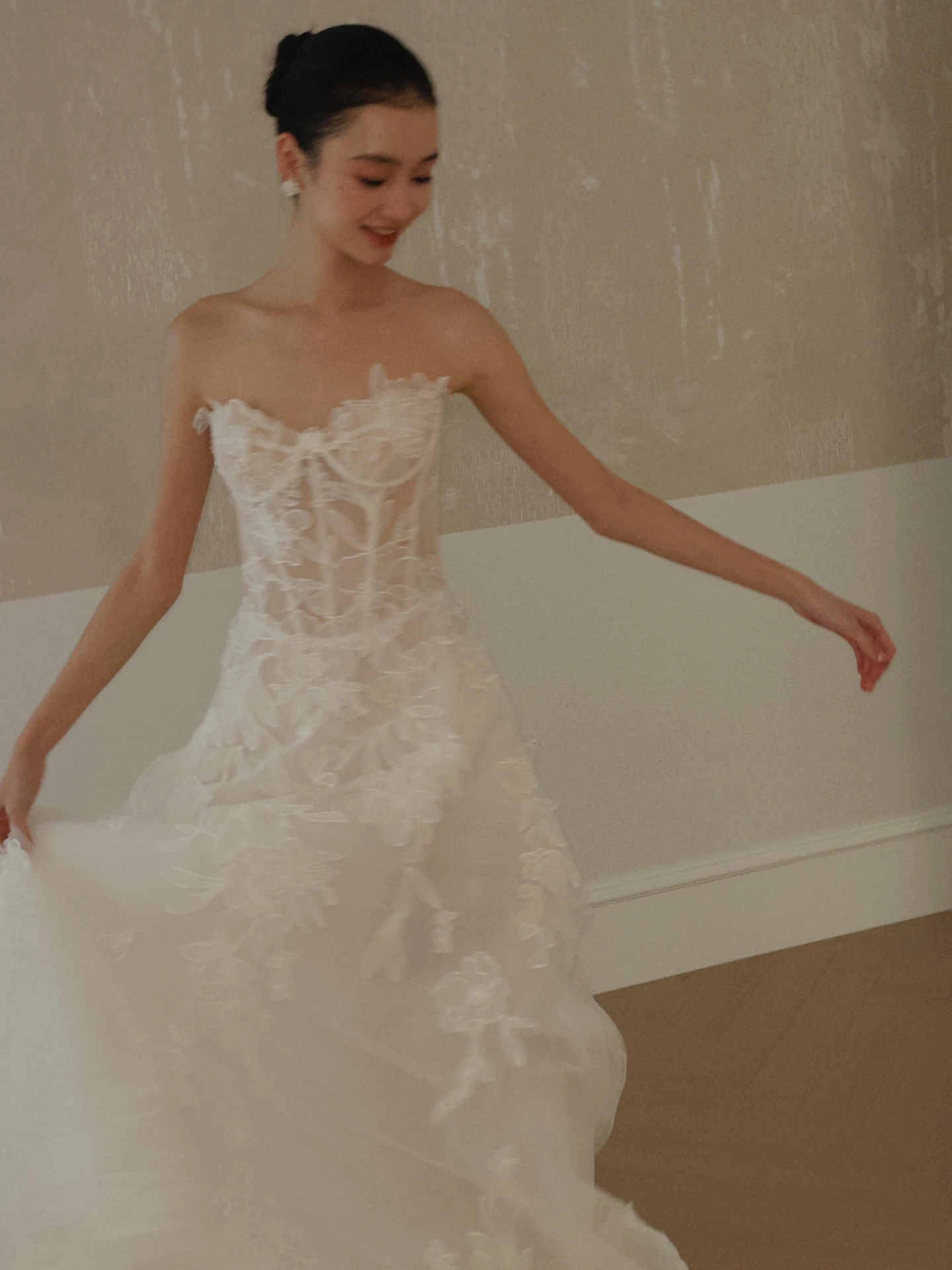 世界の花嫁衣装：リボン付きビスチェレースの軽やかなウェディングドレスのスタイルと実用性