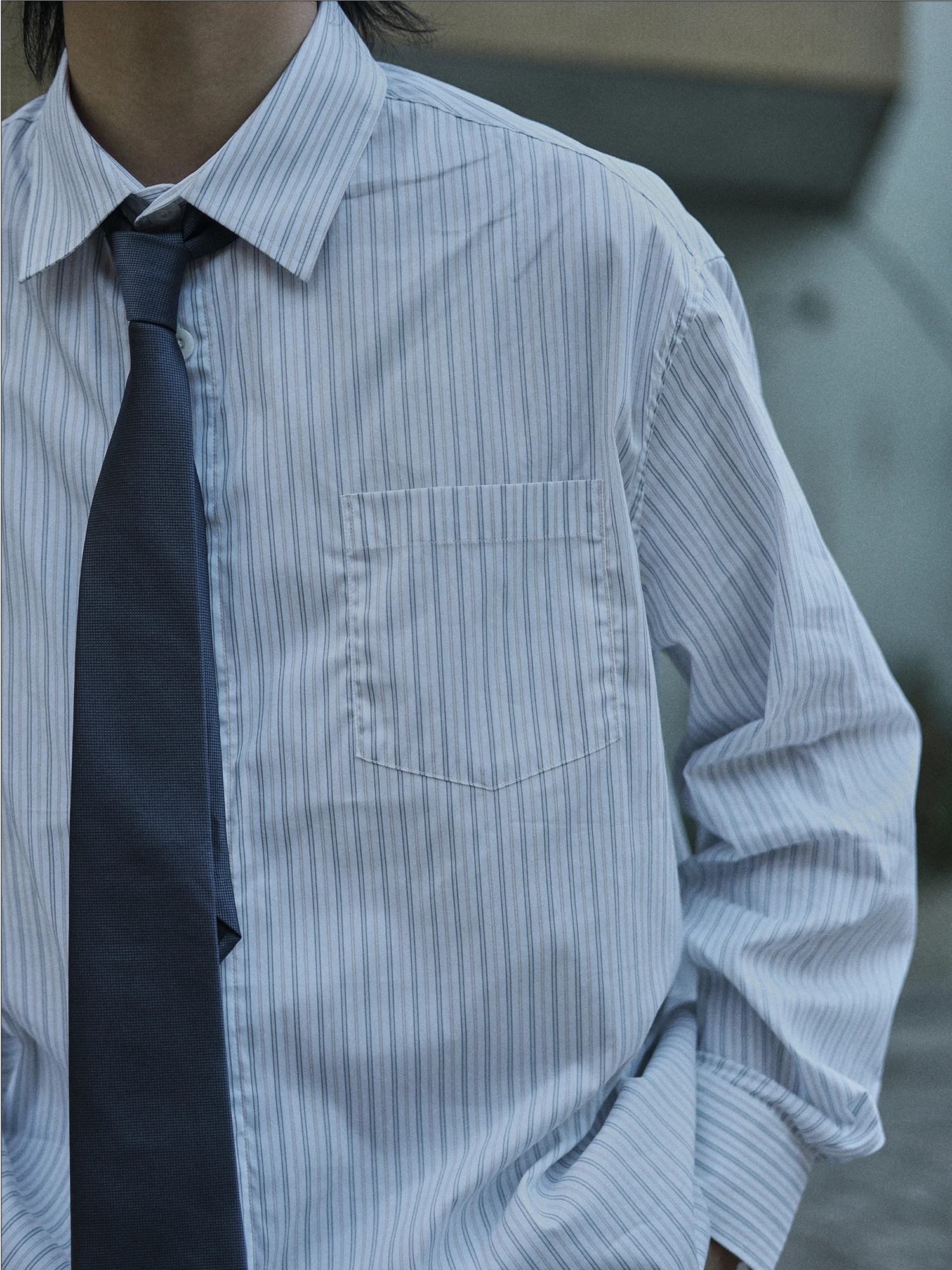 白衣メンズ人気の本質は？「清潔感」と「ゆとり」が融合した1着が今、通勤と日常を救う