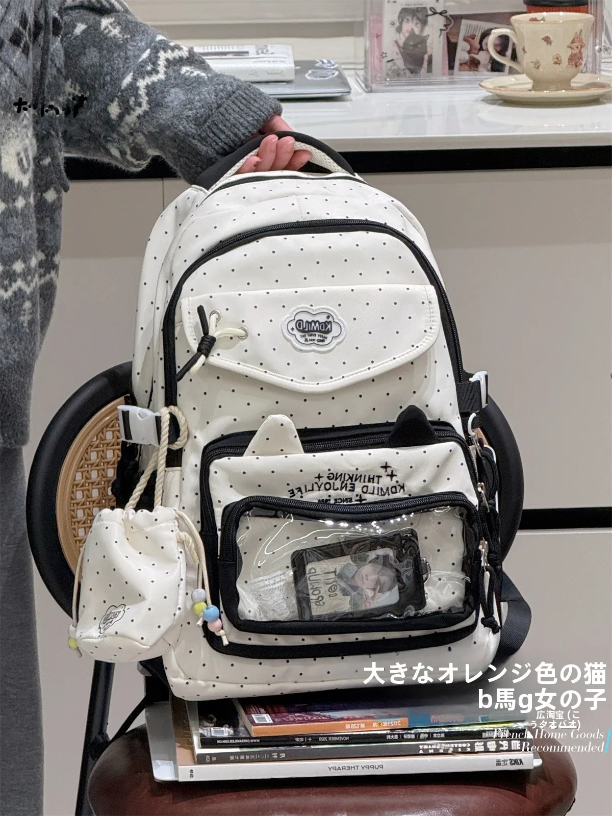 大柄の猫デザイン ドット柄リュックサック：高校生女子向け個性的スタイルの実用性と機能性