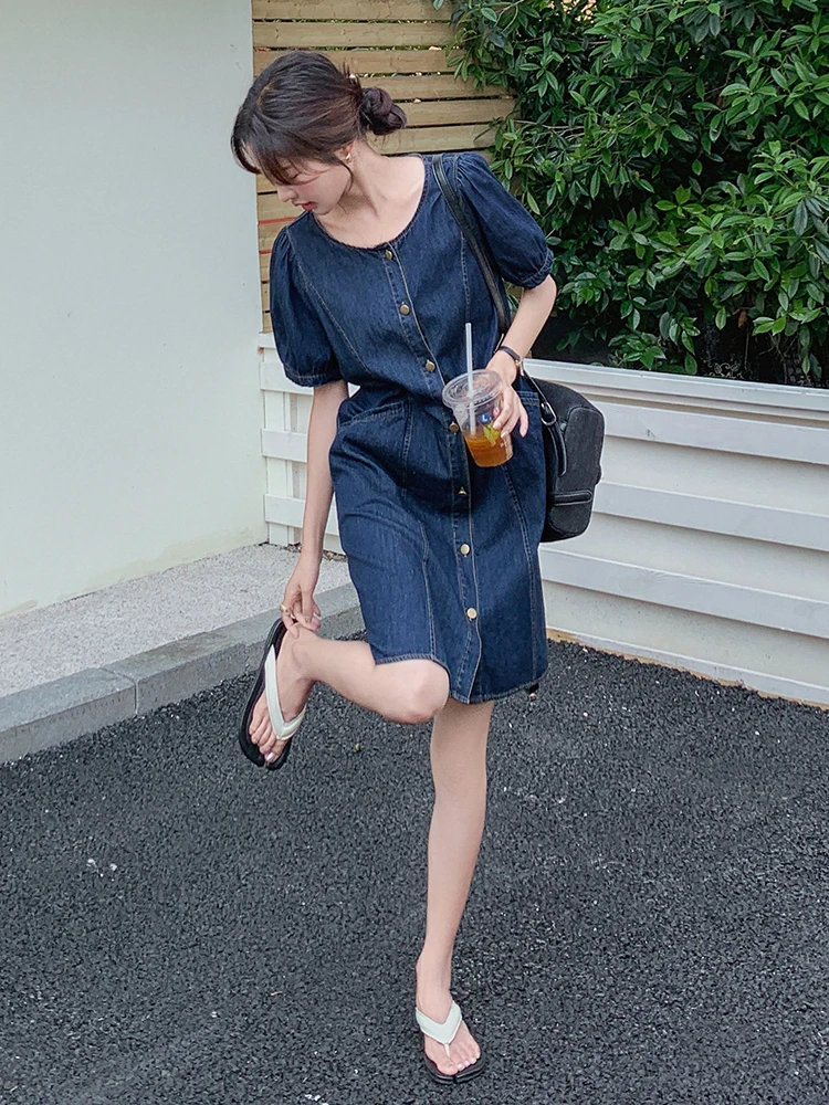 夏の薄いデニムコーデで失敗しない方法は？