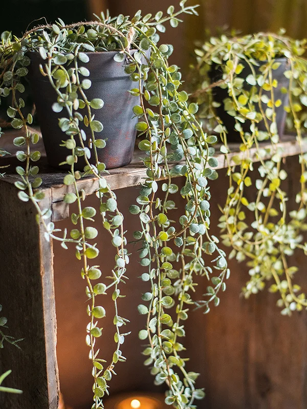 ウッドデッキに植える植物の目隠しとしてのフェイクフラワー鉢の選び方