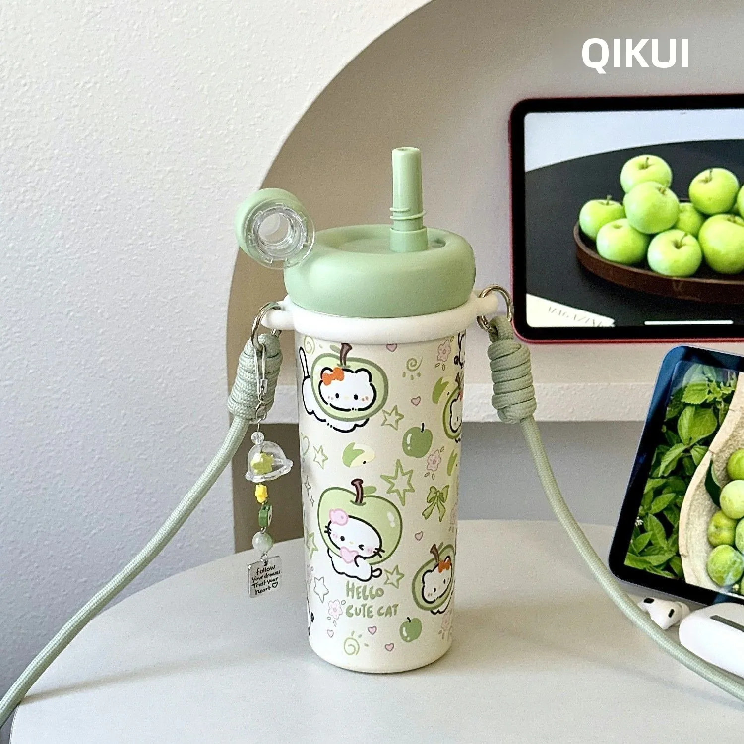 青りんごデザインのストロー付き保温マグ：大容量700mlで通勤・学生向けの冷たい飲み物を長時間維持