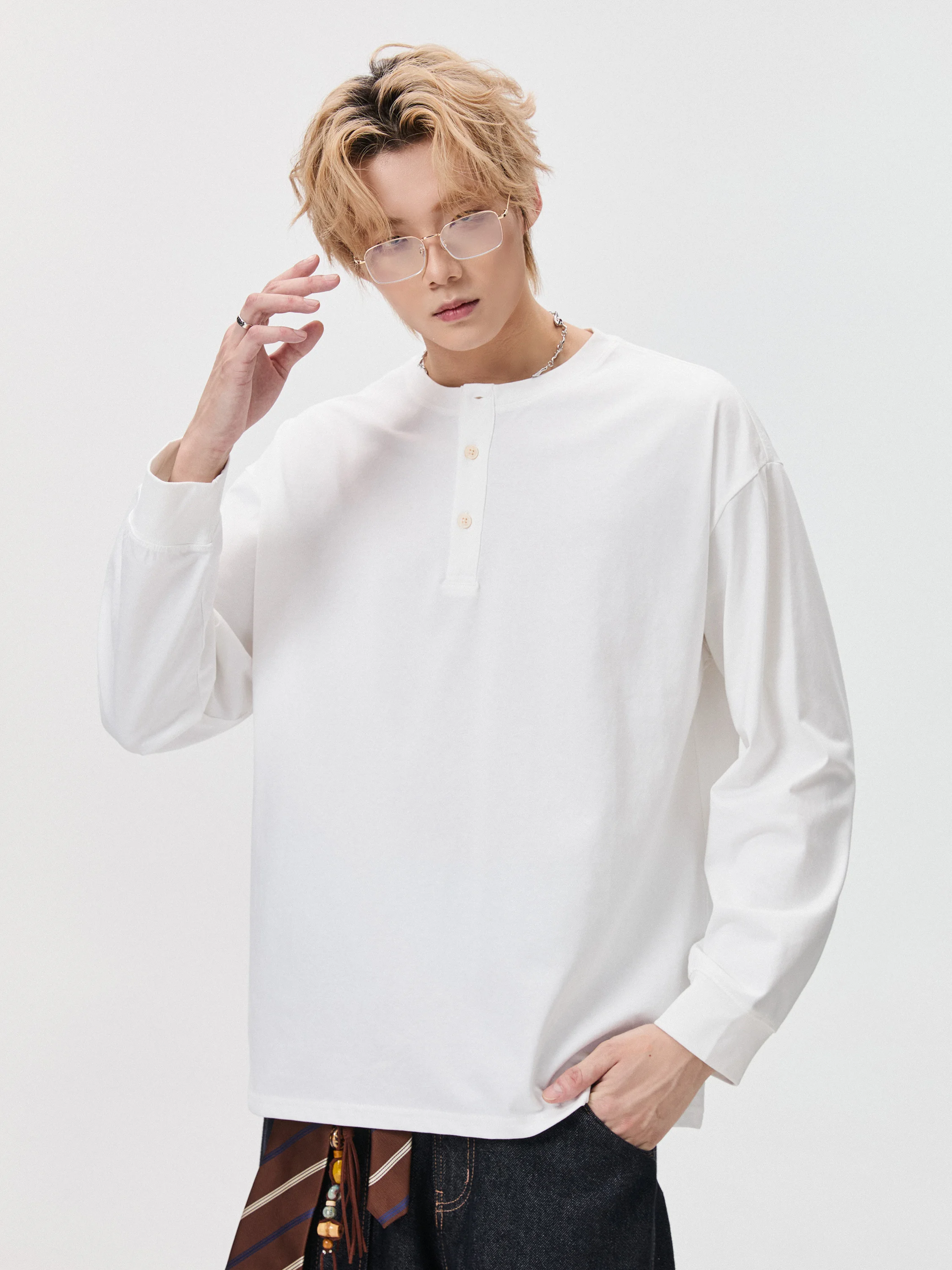 白ティーコーデ メンズの選定基準：半ボタン ヘンリーネック 長袖Tシャツの実用性と着用シーン