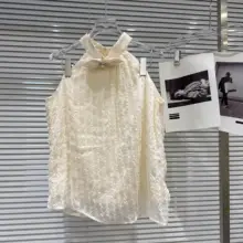 甘美な印象のリボン付きハーフネックトップスとパンツスカートのコーディネート（セットアップ対応）