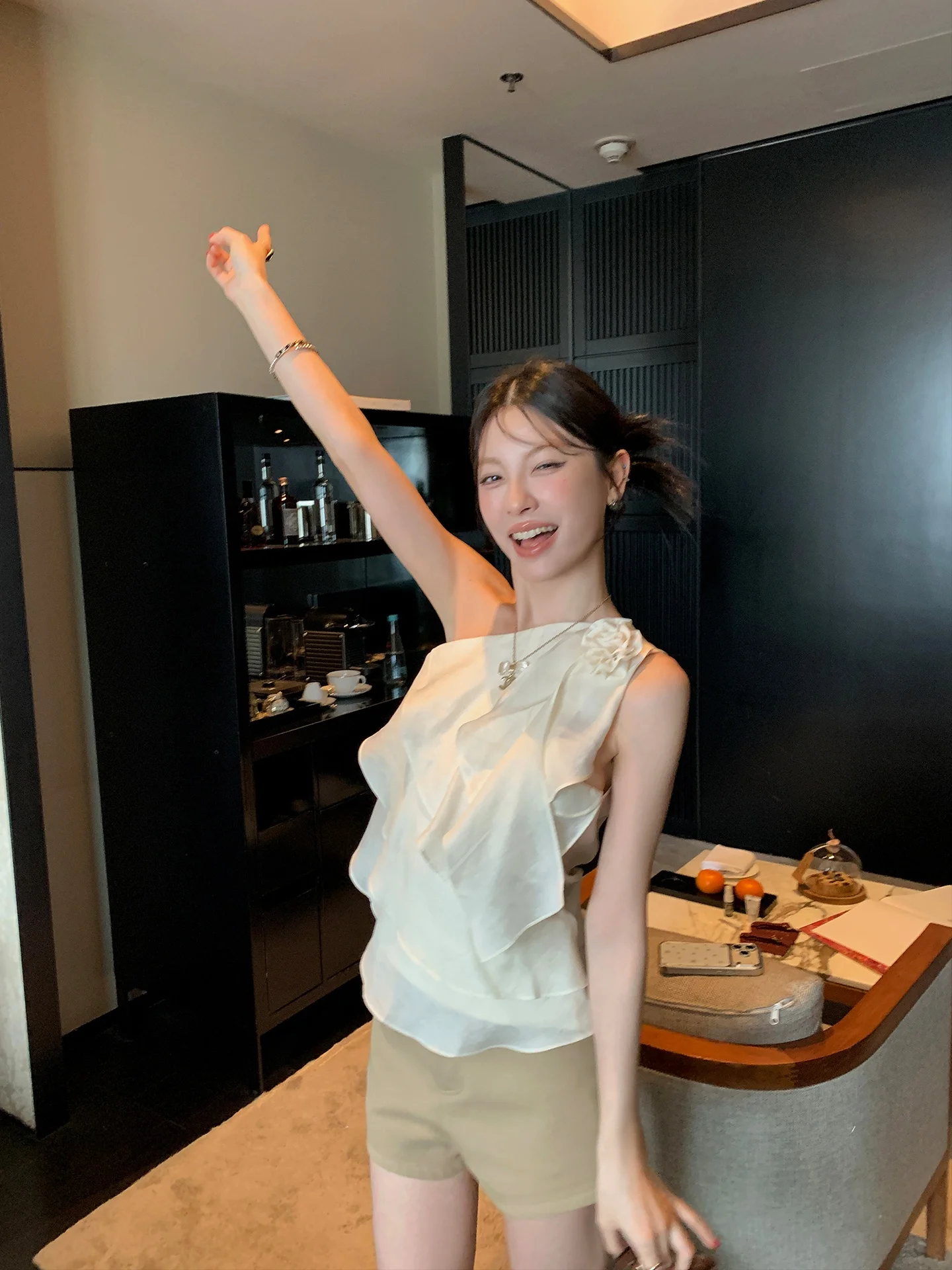 20代の女性が「おしゃれ 着こなし」に悩むとき、花柄のワンショルダーTOPSは本当におすすめ？