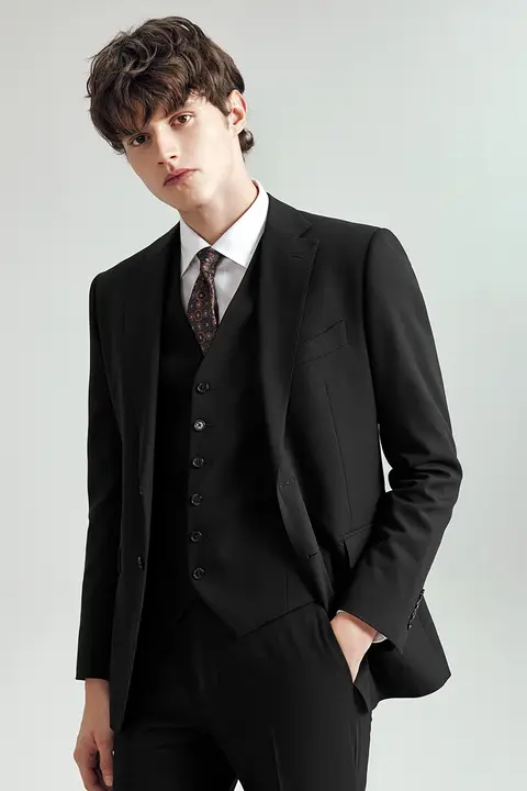 高級仕立ての黒のスーツ【ビジネスカジュアル・結婚式用・ジャケット・パンツ・ベスト】（セットアップ対応）