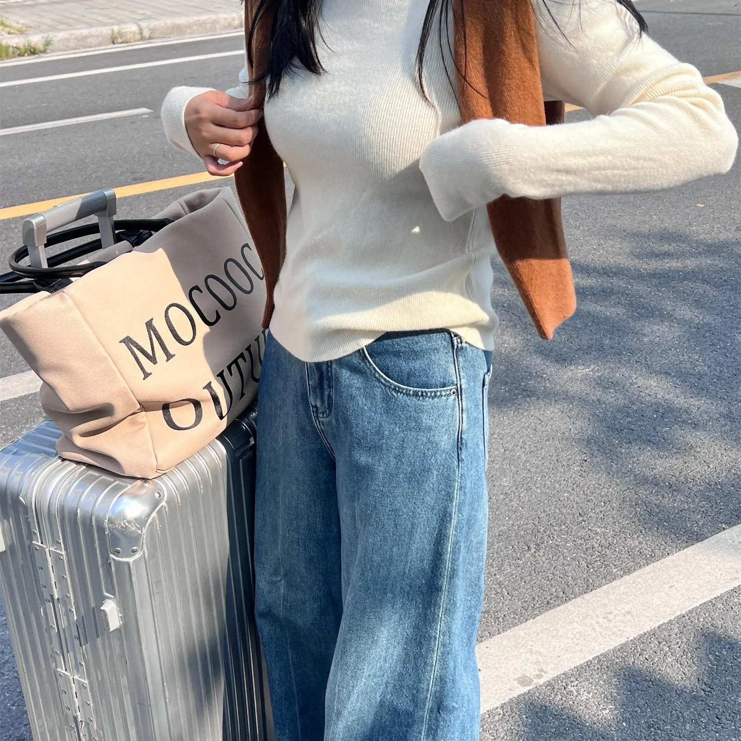 シンプルなハイネック長袖ニットトップス：何度から使えるのか