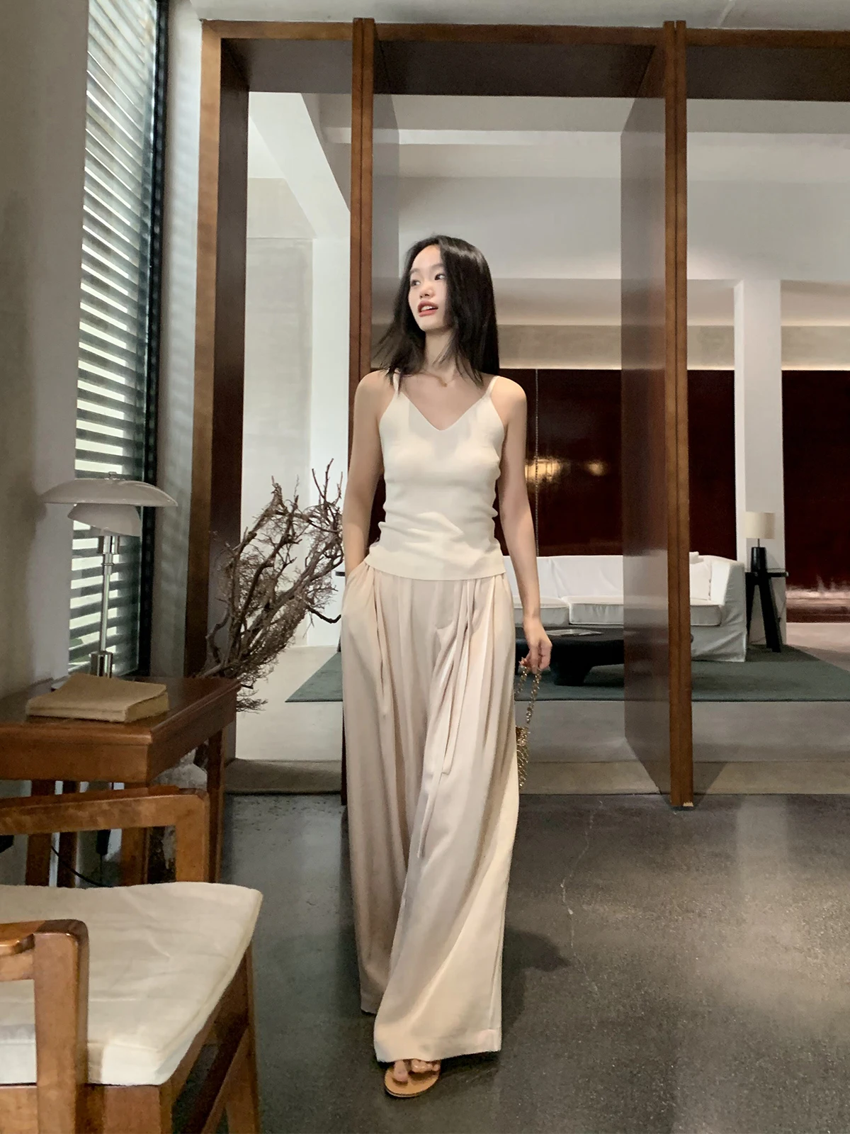 大人可愛い服 50代コーデ | Vネックニットキャミソールで実現する自然な可愛さのガイド