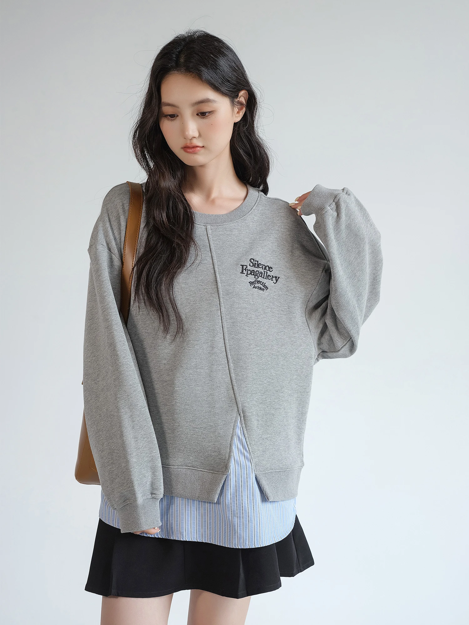 ストライプ柄刺繍入りグレーのハーフジッププルオーバー：ゆったりシルエットで通勤シーンをカバー