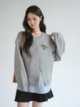 ストライプ柄刺繍入りグレーのスウェットトップス【春季用・ゆったりシルエット・大きいサイズ】（セットアップ対応）