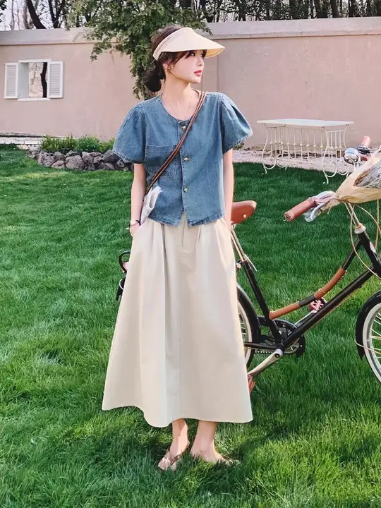したスタイル！デニムトップスとAラインスカートのファッションコーディネート（セットアップ対応）