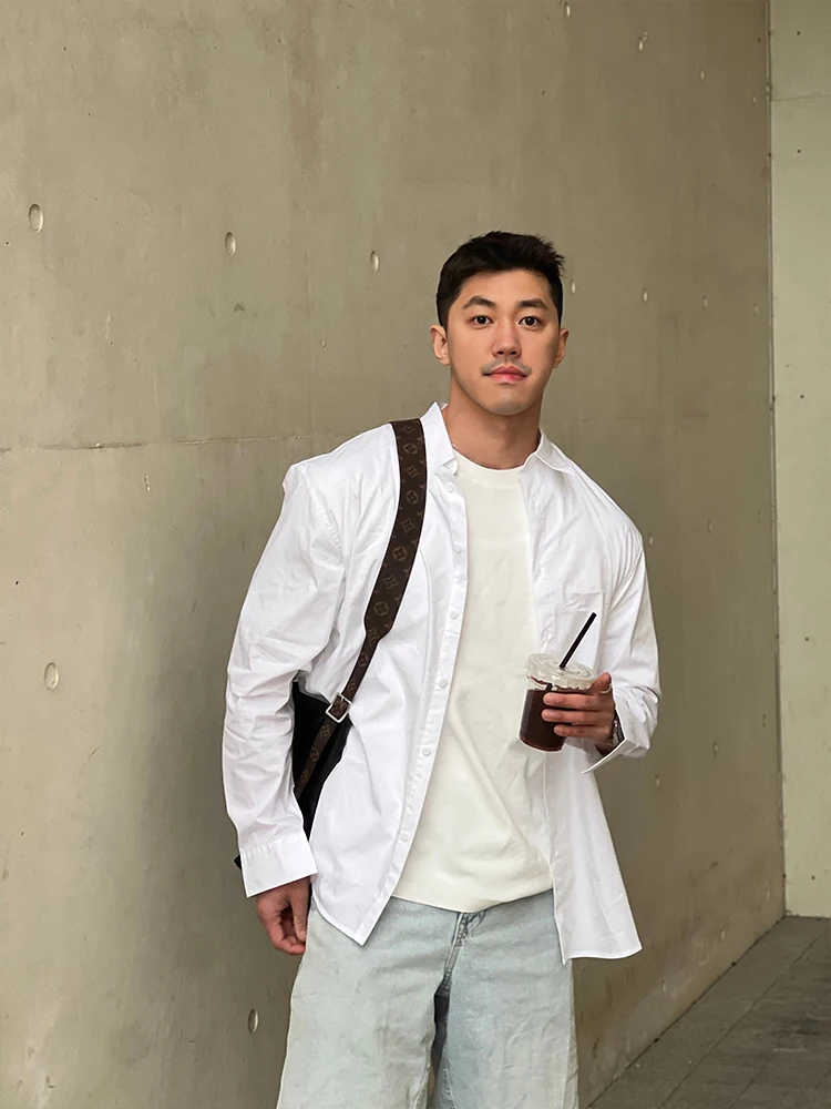 40代メンズのカジュアルスタイルに合う、ゆったりシャツの選定ガイド