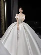 一字肩デザインのウエディングドレス【トレーン付き・レトロスタイル・高級感あるサテン生地】