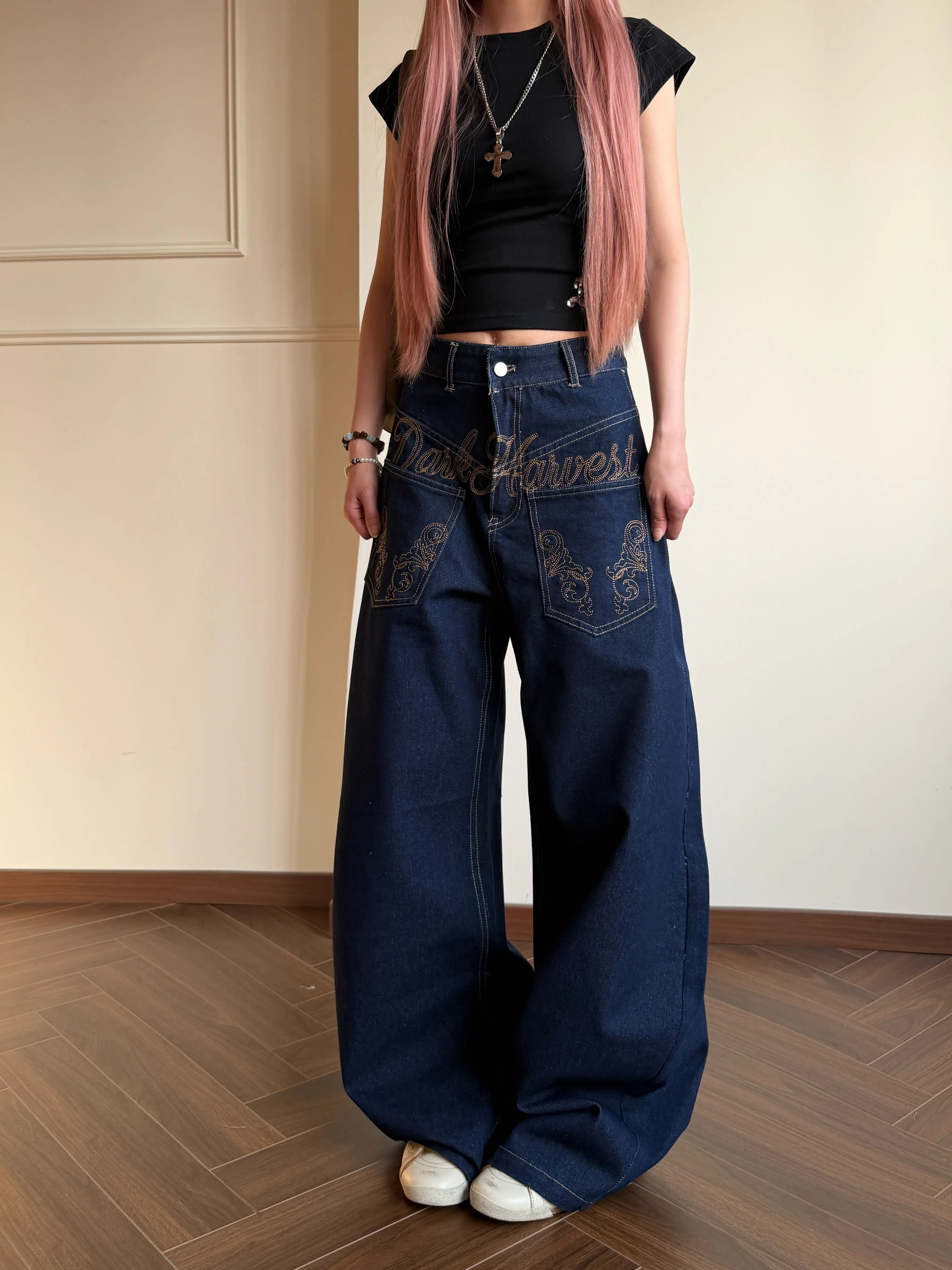 刺繍入りフレアデニムパンツ：自然腰と阔腿デザインが夏に最適な着こなしを実現
