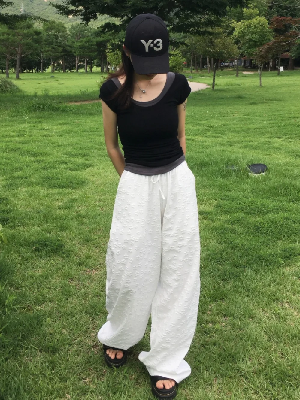グリーンパンツコーデで失敗しない方法は？シックな花柄カジュアルパンツが解決する3つのポイント