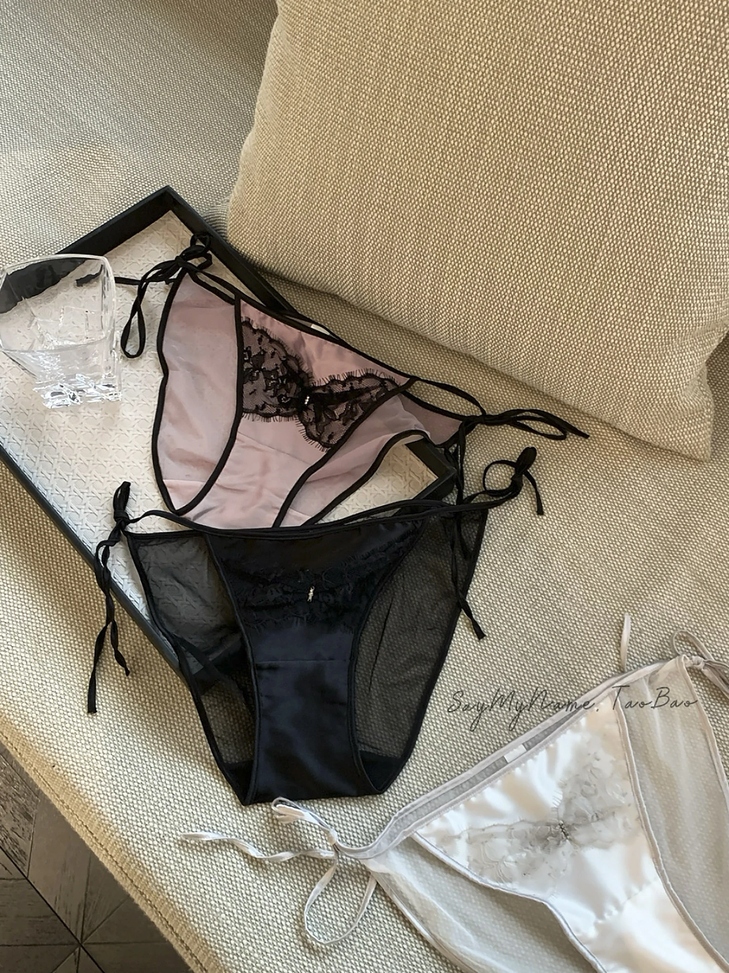 お腹が見える服に悩むなら、この1アイテムで失敗しないコーデは？