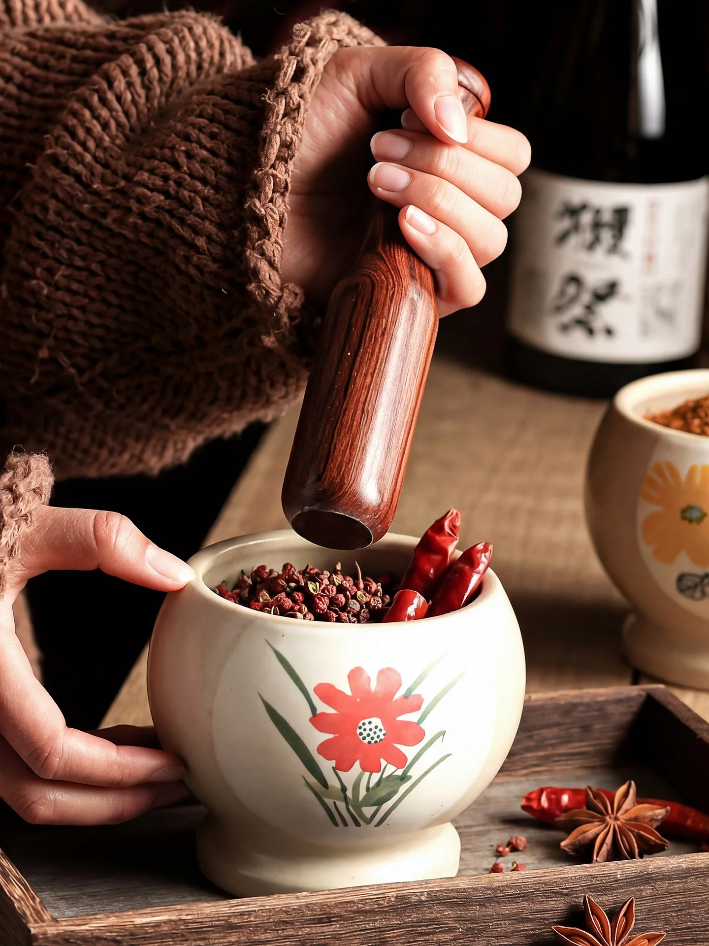 狭いキッチンで調理をスムーズにしたいなら、この手動にんにく潰し器が救いになる？