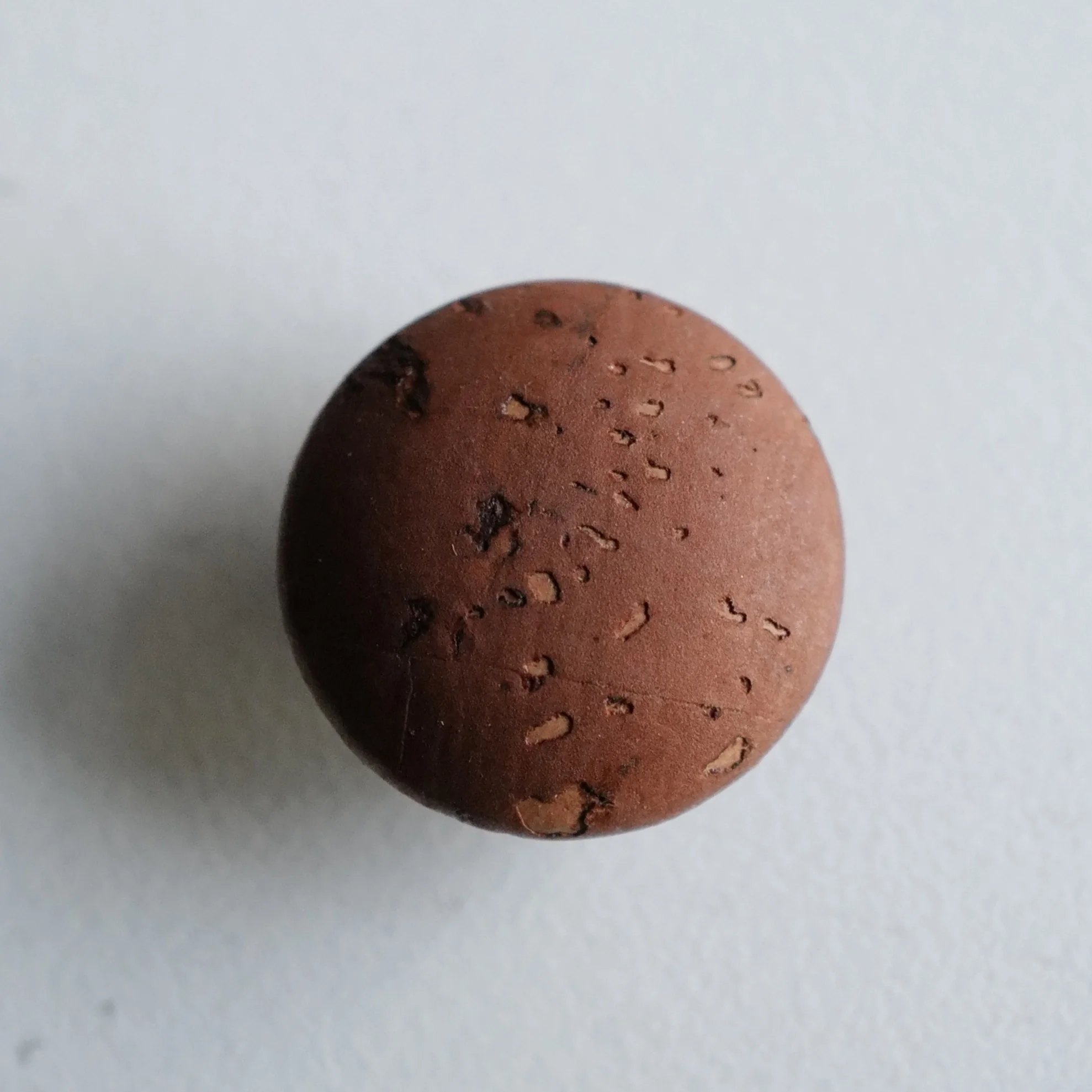 コルク製ボタン22mm：Textile Gardenブラウン染色の実用性と保存方法