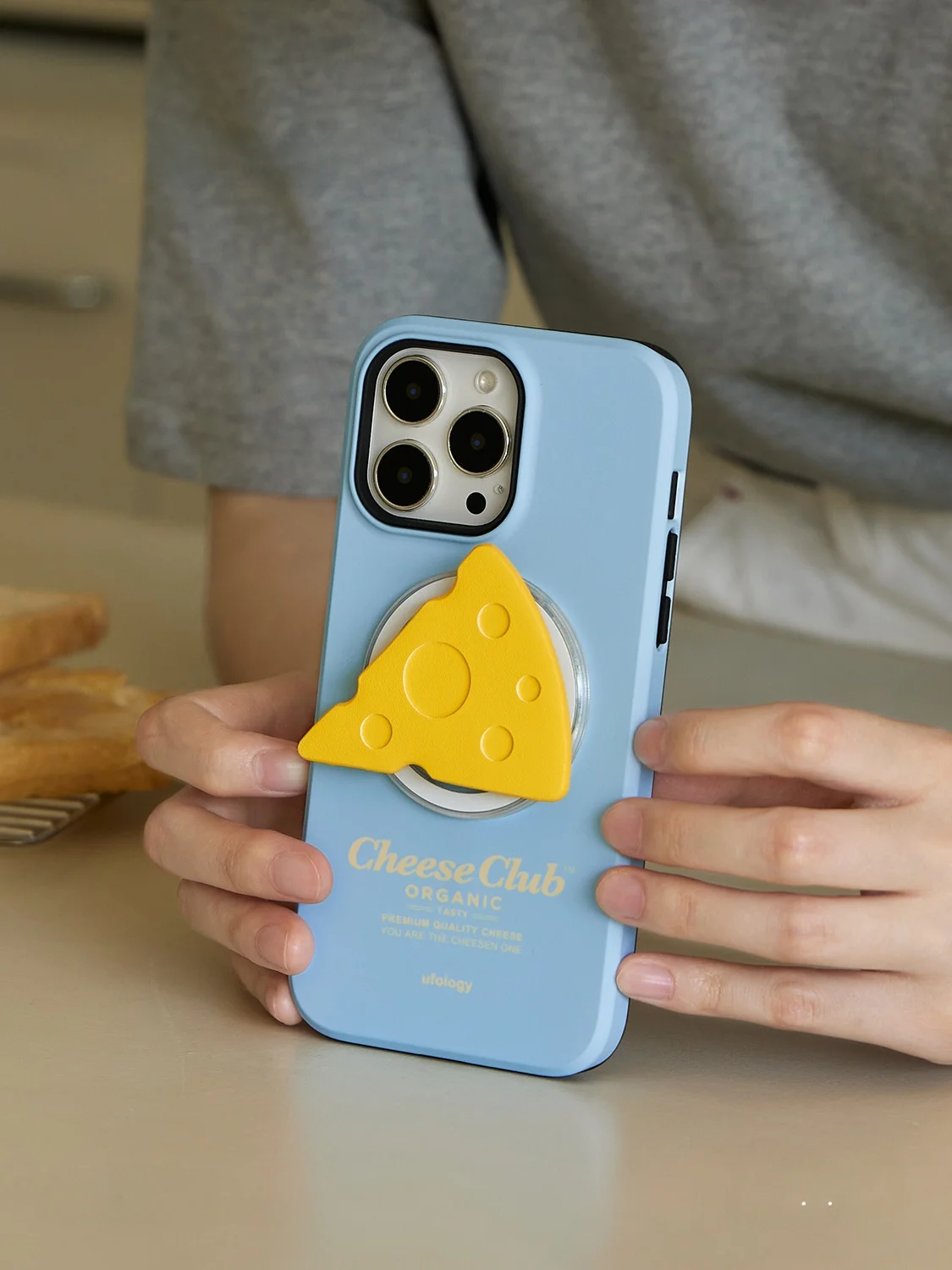 iPhoneケースにキーホルダーがつけられるのは本当に必要？収納機能も併記したベストな選択は？
