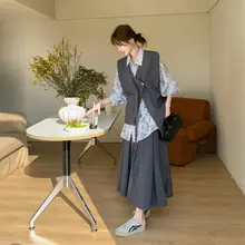 ベストとシャツとスカートの女性春秋向けコーディネート【独特で美しいデザイン】（セットアップ対応）