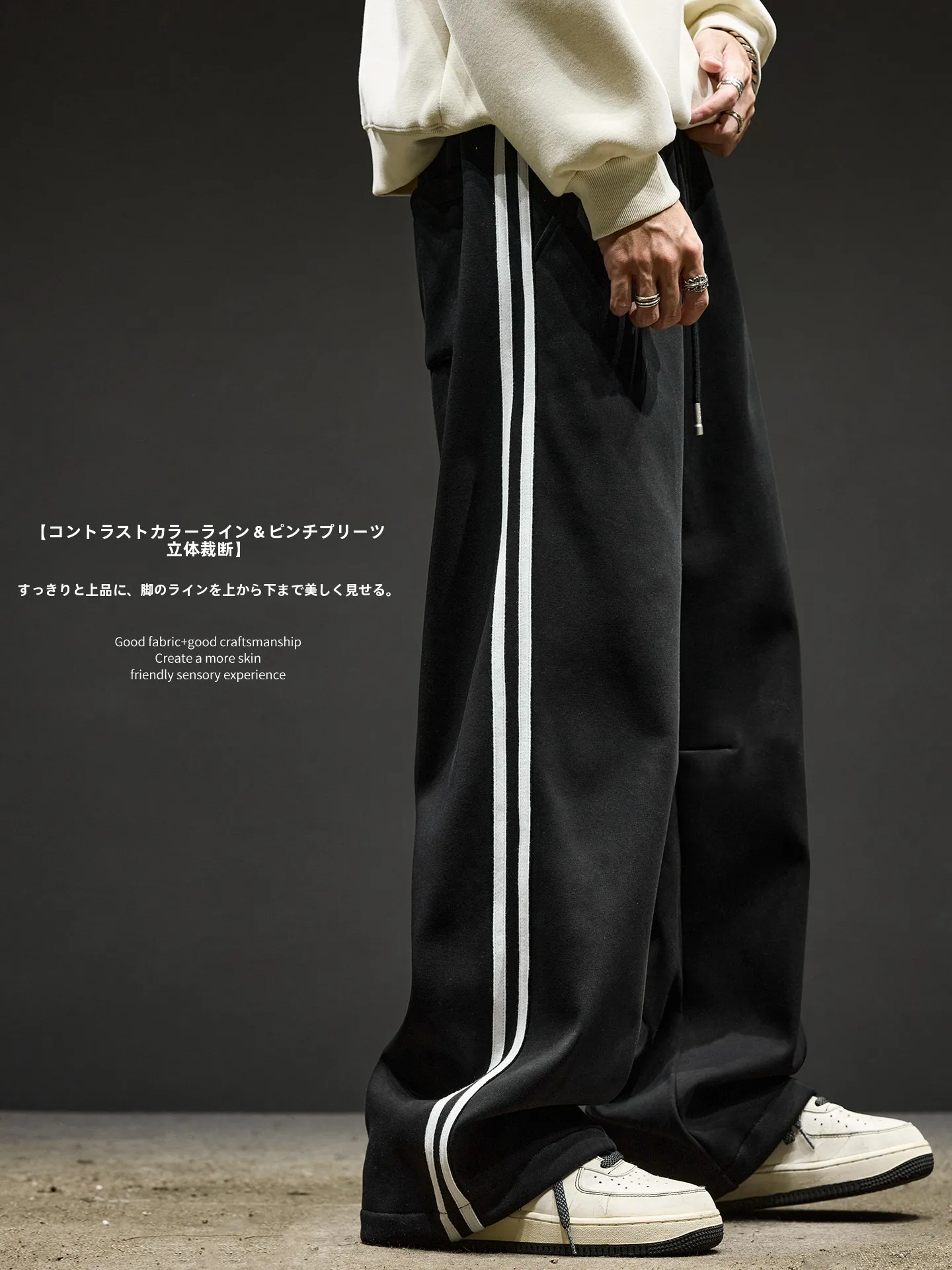暖かいフリース素材の冬用スウェットパンツ：直筒デザインとサイドストライプが特徴