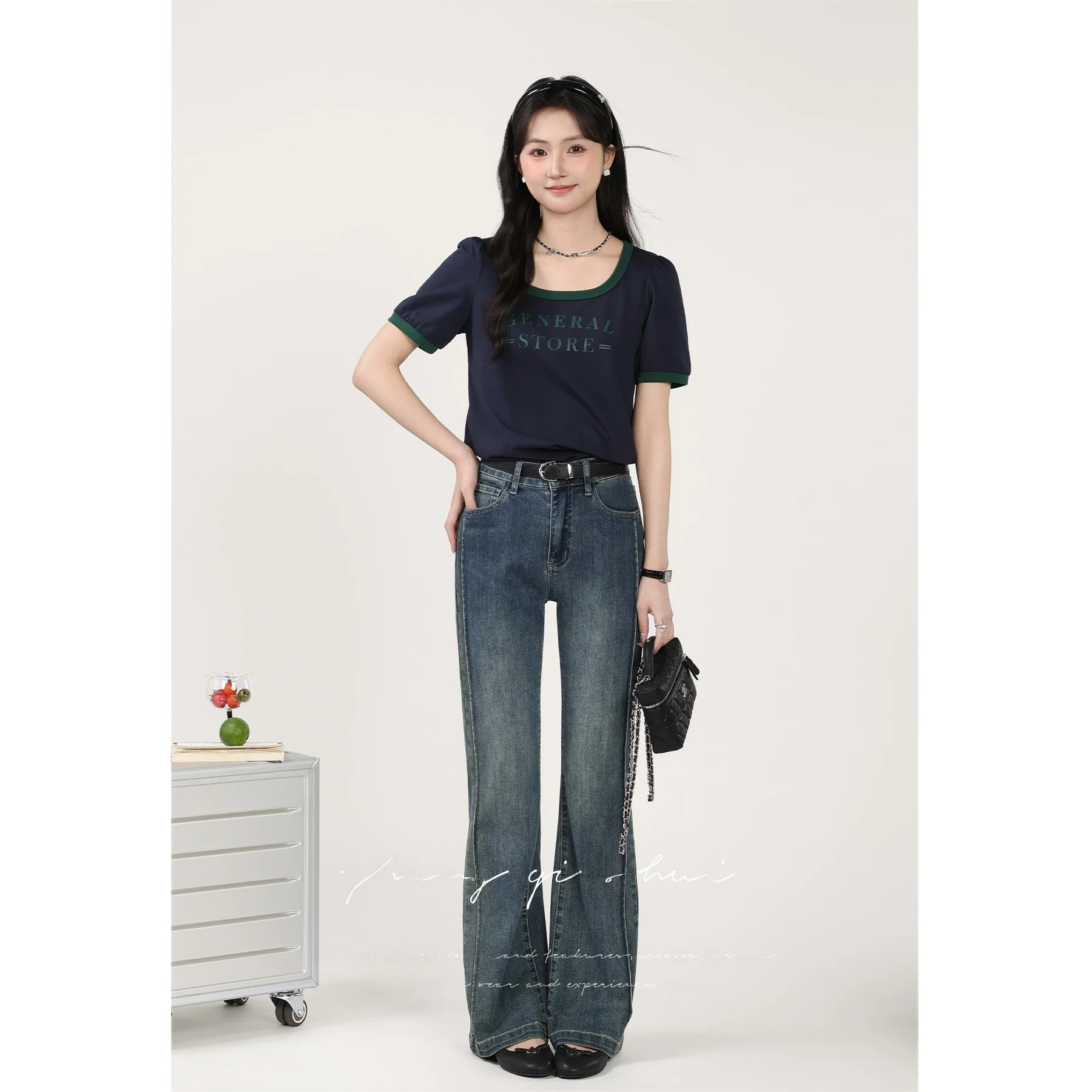 魅力的なデザインのカラーコンビネーションTシャツ：女性向け通勤風の夏の着用シーンを実証