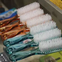 プラスチック製 中程度硬さのシューズブラシ【短い柄・家庭用・衣類用・厚手】