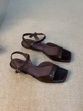 羊革製 夏用レトロ風スクエアトゥサンダル【低ヒール・オープントゥ・シンプルデザイン】