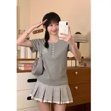 立体ボタンデザインのラウンドネックTシャツ【刺繍・ショート丈・フィット感】