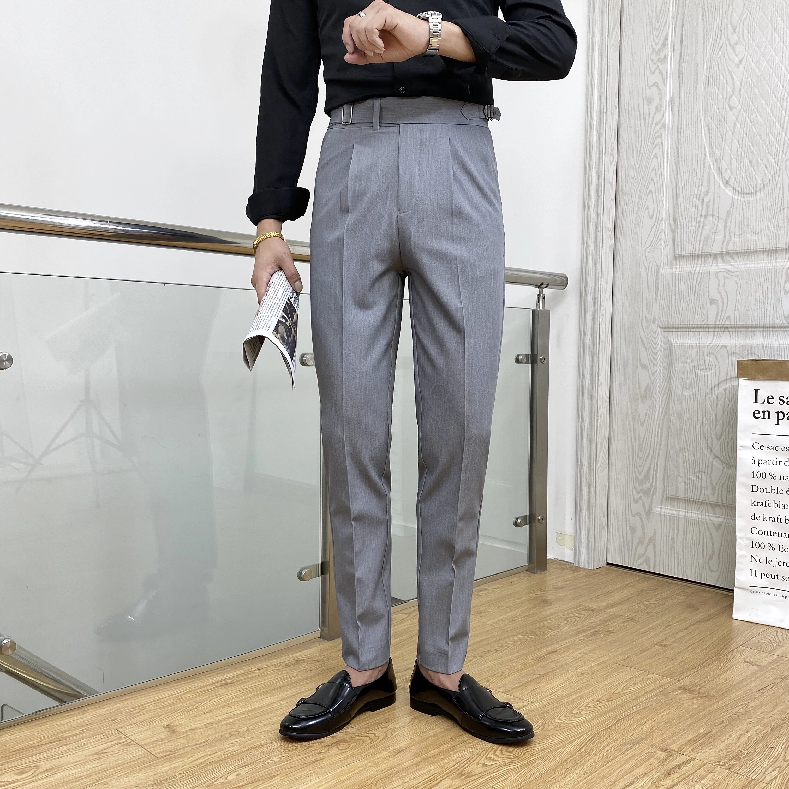 40代のオフィスカジュアルにぴったりなスラックスは、どんなスタイルがおすすめ？