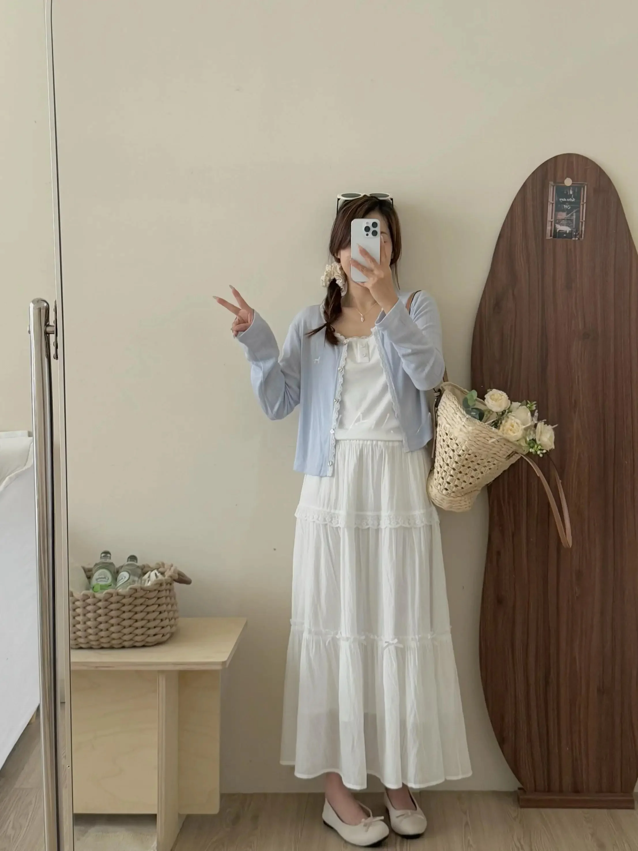 くすみブルーのカーディガンは、どんなコーデで着るべき？