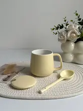 シンプルデザインの陶器製マグカップ【ふた付き・スプーン付き・コーヒー・ミルク】