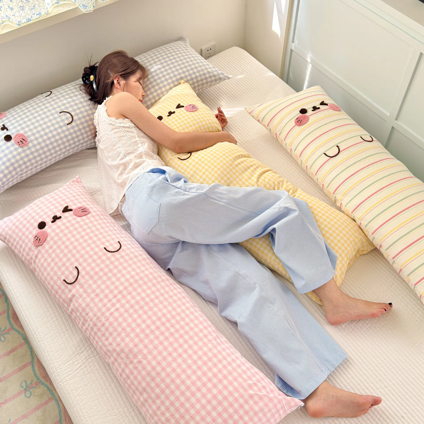 かわいらしい抱きしめ猫クッション：サイドスリープ向け長方形カバーの実用性と洗浄性
