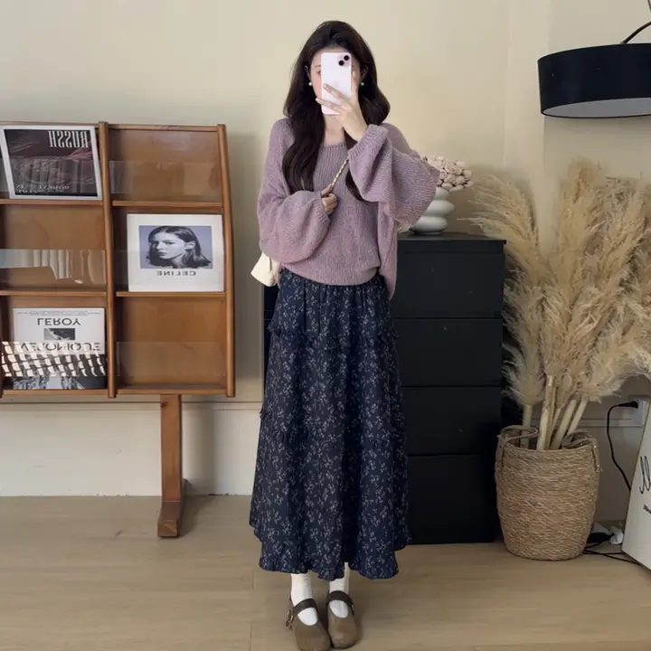 ゆったりとした長袖紫色セーターとフラワープリントワンピースの春用コーディネート（セットアップ対応）