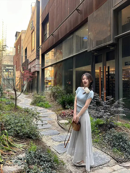 夏用コーディネートのブルー短袖トップスとワイドパンツ【甘さとクールなスタイル・セットアップ対応】