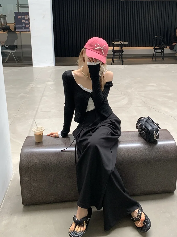 今人気のファッションで失敗しない黒のワイドレッグパンツは？