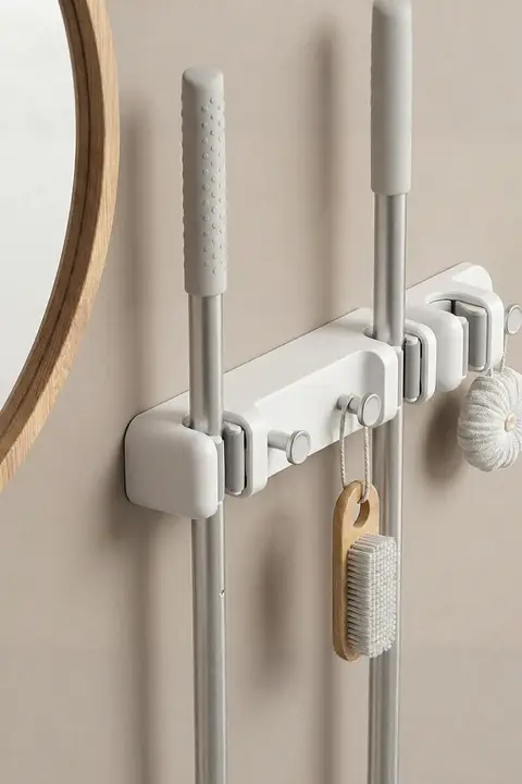 シンプルな壁掛け掃除道具収納ホルダー【穴あけ不要・バスルーム用】
