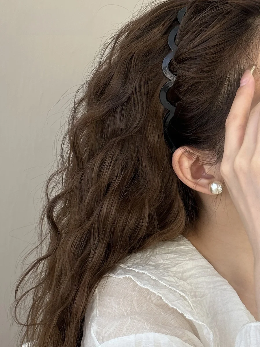 波浪デザインのヘアバンド：プールヘアアレンジに最適な崩れにくいウェーブタイプの実用性