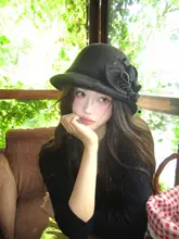 上品なデザインの黒色ウール製ハット【ネット付きフラワー・保温・ラウンドトップ・女性用】