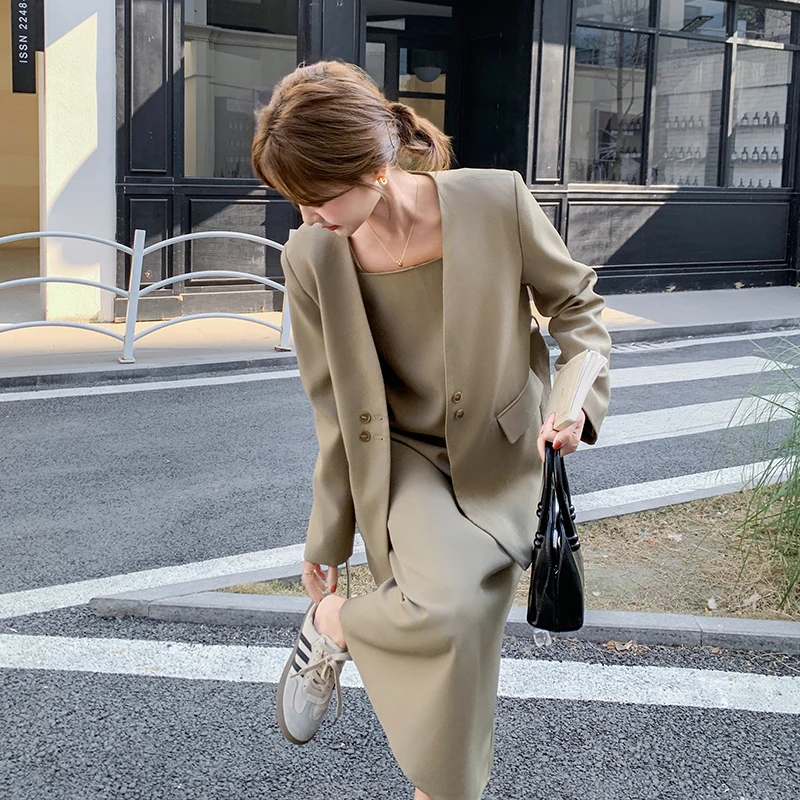 ジャケットとワンピースのコーデで迷うなら、この1着で解決できる？