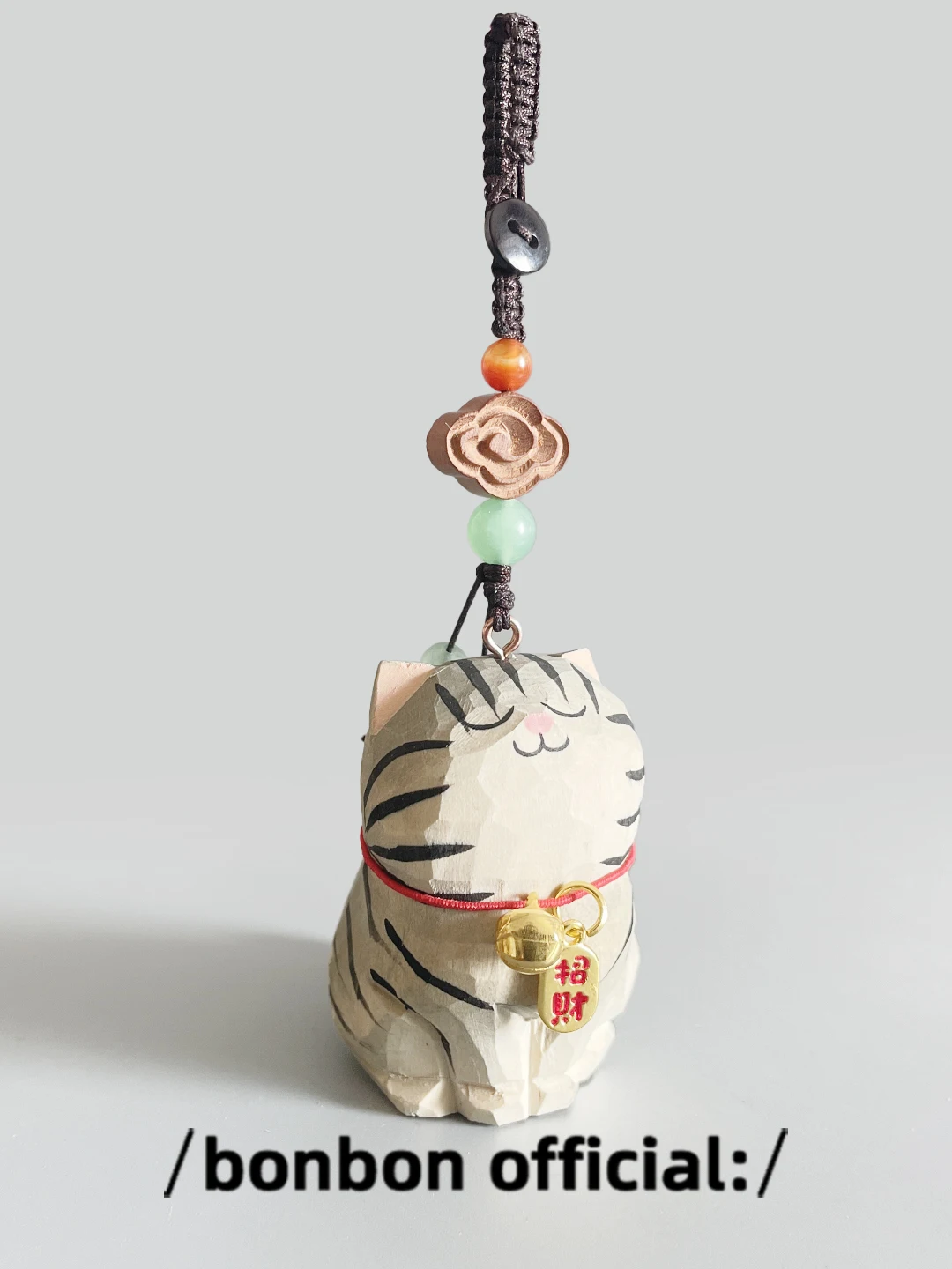 手作り彫刻のヒョウ柄猫キーホルダー：木製の招財猫デザインが贈り物に最適な理由