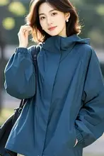 スタイリッシュなデザインの短丈フード付きブルーアウター【カジュアル・女性用】