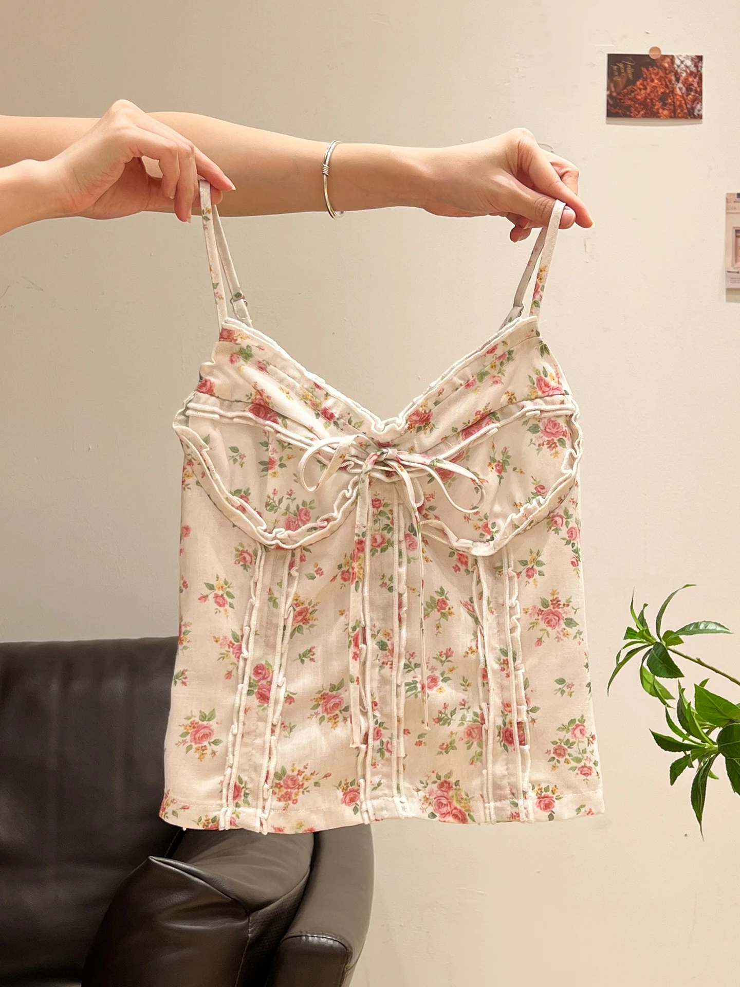 「tシャツワンピース コーデ」で失敗しない方法は？花柄のVネックフリルトップスが夏のスタイルを救う