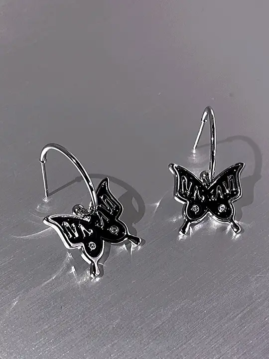 黒色バタフライイヤリング【冬用・おしゃれ・小型デザイン】