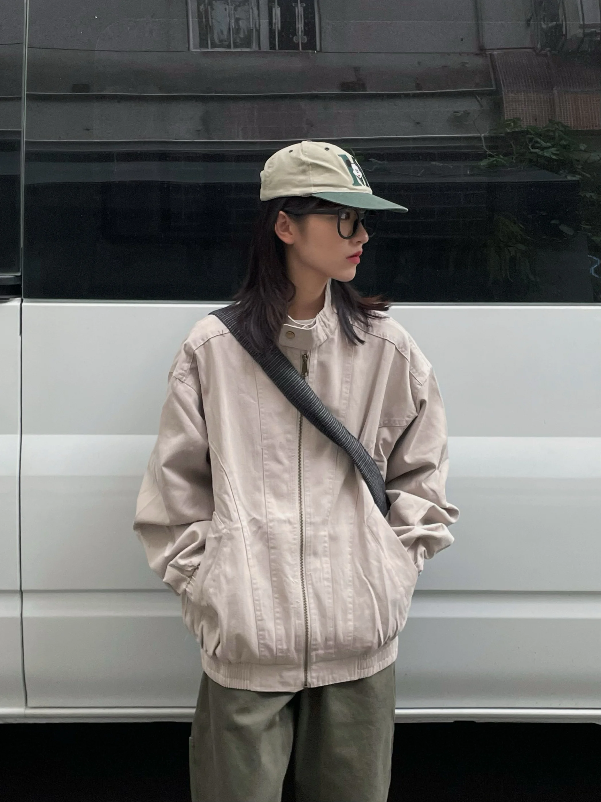 キルティングブルゾンとシアリングジャケットの違いは？ラウンドジップで解決できる本当の着こなしの秘密とは？