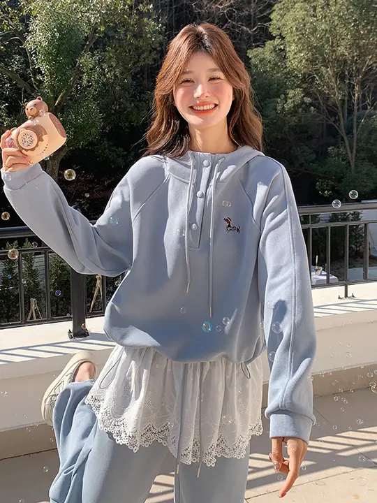 ブルーのレース風トップスとワイドパンツの上下セット【カジュアル・秋向け・リラクシング】（セットアップ対応）