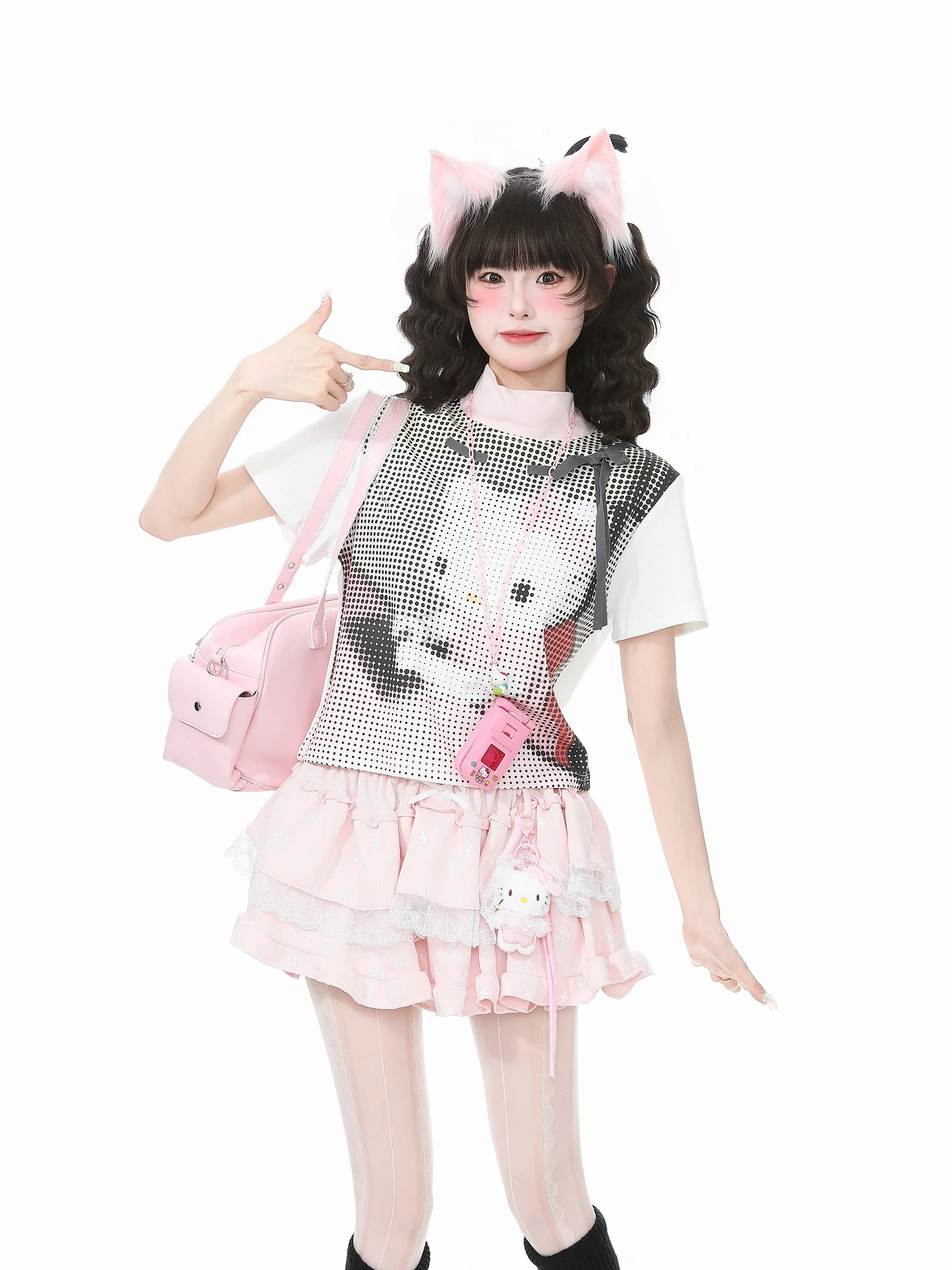 ドット柄リボンデザインの夏用ショートスリーブTシャツ：レトロかわいいスタイルの日常着としての実用性とデザイン分析